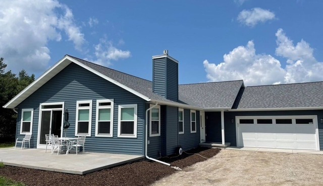 5 minute walk to sand beach & restaurants, sleeps 8, in Door County Wisconsin