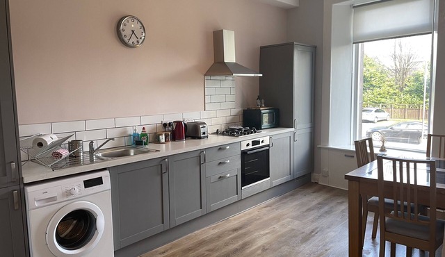 5 minutes from Loch Lomond. 1 Bed Ground Floor Flat - Renovated in 2023.
