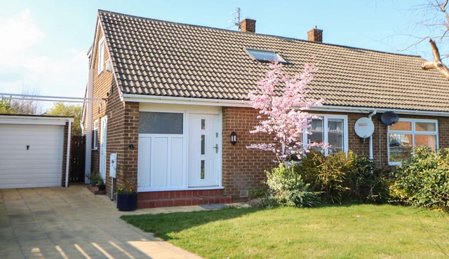 5 PILGRIMS WAY, pet friendly, with a garden in Durham