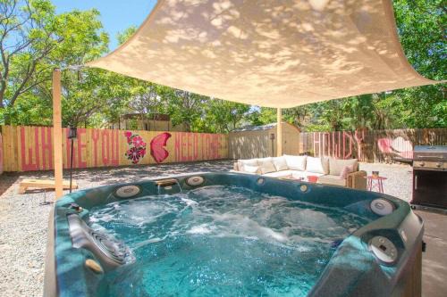 50 Shades of Pink-Private Hot Tub!