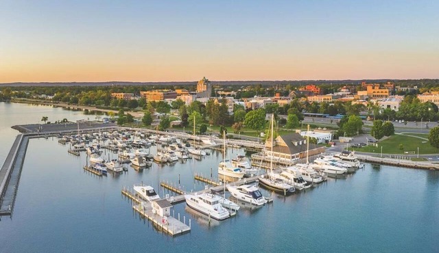 🌆 539 Bay St Downtown Lakeview Condo | 103E - Waterfront, Free Parking, Moments from festival grounds