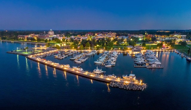🌆 539 Bay St Downtown Lakeview Condo | 104E - Waterfront, Free Parking, Moments from festival grounds