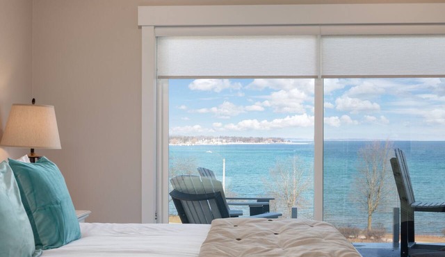 🌆 539 Bay St Downtown Lakeview Condo | 202W - Waterfront, Free Parking, Moments from festival grounds