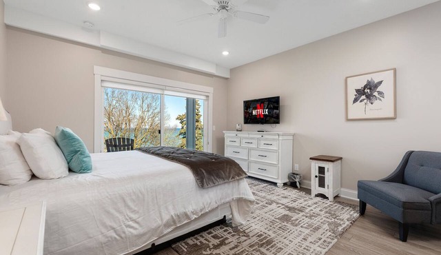 🌆 539 Bay St Downtown Lakeview Condo | 203E - Waterfront, Free Parking, Moments from festival grounds