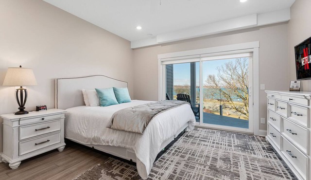 🌆 539 Bay St Downtown Lakeview Condo | 302W - Waterfront, Free Parking, Moments from festival grounds