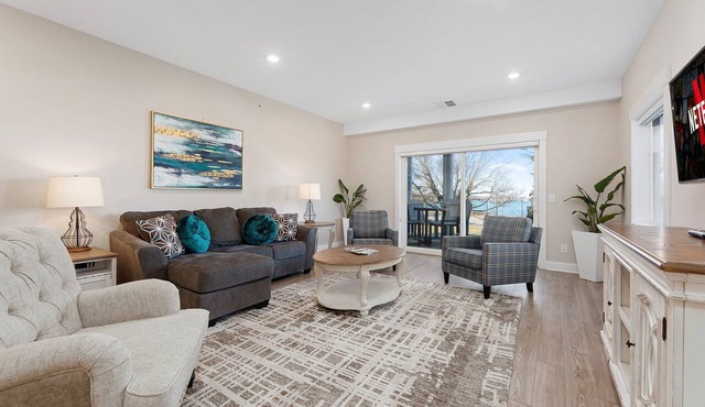 🌆 539 Bay St Downtown Lakeview Condo | 303E - Waterfront, Free Parking, Moments from festival grounds