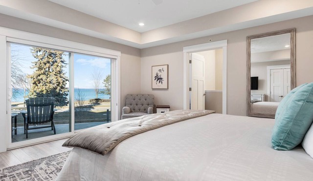 🌆 539 Bay St Downtown Lakeview Condo | 304E - Waterfront, Free Parking, Moments from festival grounds