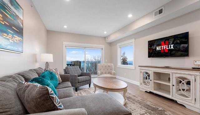 ♛ 539 Bay St ⁀➷ Luxury Downtown 2BDR Lake View Penthouse Condo steps to Beach! ➠ 402W