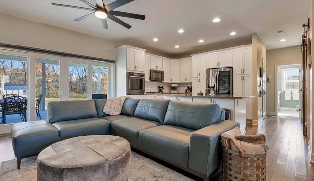 5BR Hilltop Homestead! Massage Chair! Hot Tub!