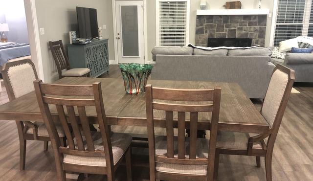 5BR Lake Front House with Hot tub, Pool Table, Game room, and neighborhood Pool