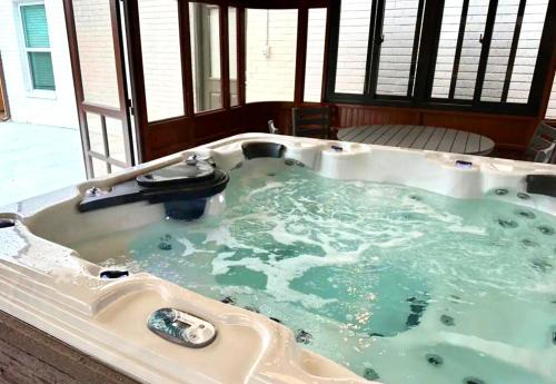 5BR Sleeps 12 Hot Tub, 5 Baths #COL