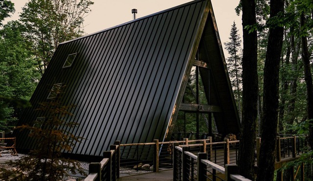 6-bdrm 5.5 bath aframe cabin-sauna,hot tub,fire pit,secluded-1.4 miles to lake.