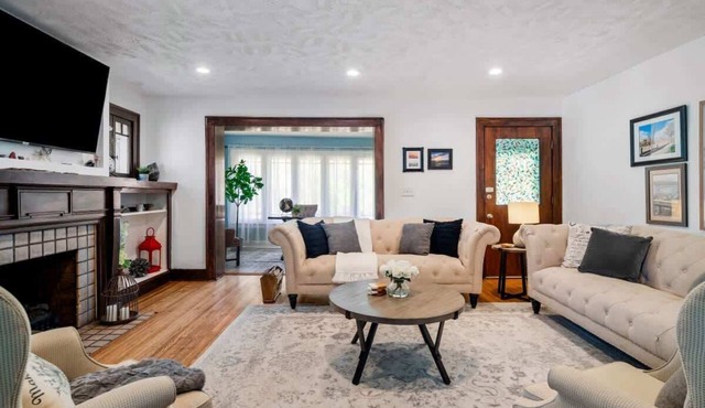 6 Bedroom Entire Duplex for Large Groups!