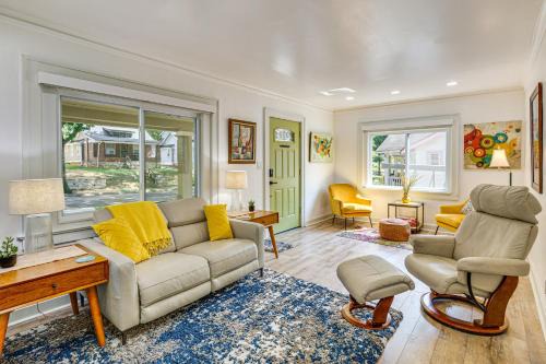 6 Mi to Arrowhead Stadium: Charming Home w/Porch!