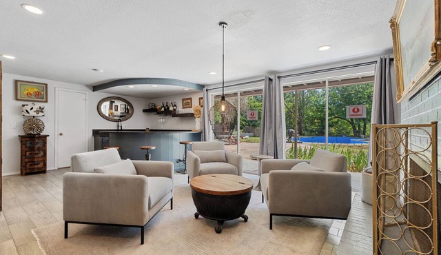 6BR home near SNU — hot tub, pool table, fenced yard. Full kitchen. Sleeps 14. #MD