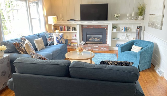 7/10 mile Walk 2 beaches -Dog OK/Firepit - Willow Breeze Cottage Summer: Fri-Fri