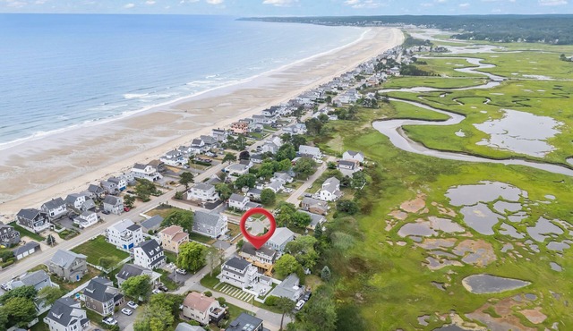 7-bedroom home that sleeps 14. 5-minute walk to Moody Beach