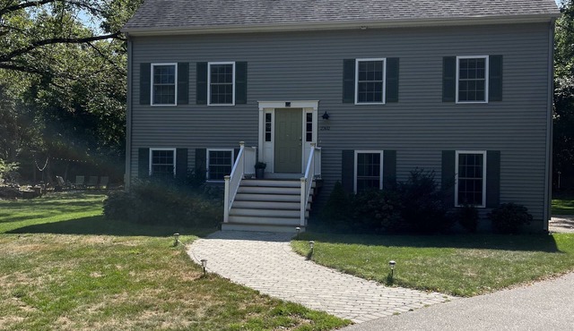 7 BR's, 3 baths, 2 acres. FIREPIT A/C Near Narragansett, Newport, URI 2026-2027