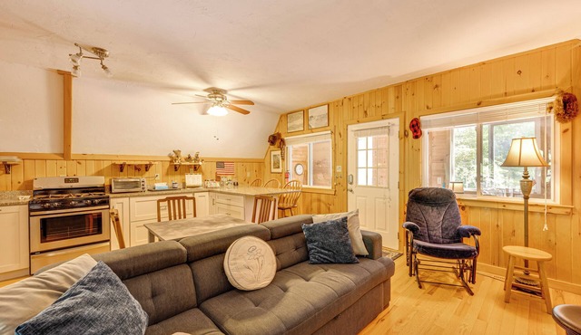 7 Mi to Ski Slopes! Cozy Madison Cabin w/Fire Pit