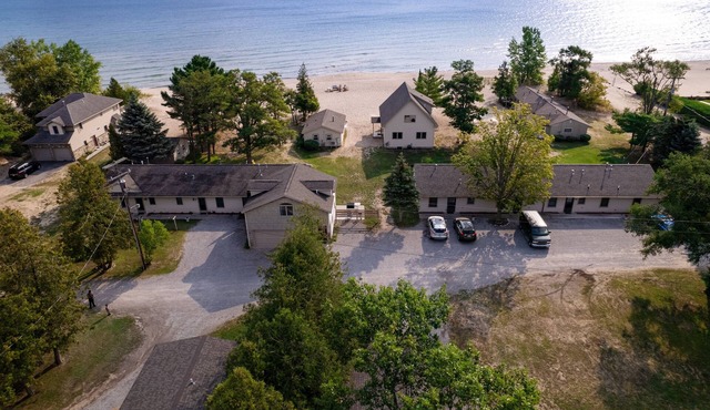 #7 Thomas' Parkside Cottages, 2BR Beachfront on Lake Huron, downtown location