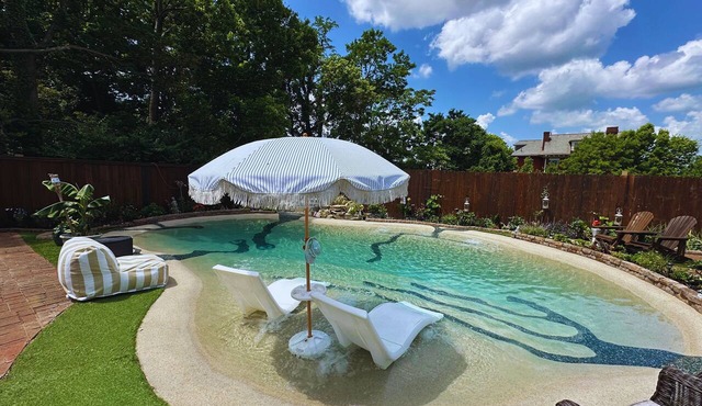 8 Cats Cincinnati Poolside Oasis Apartment-Walk to Zoo