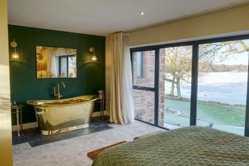 8 Tarn End Cottage, a luxurious cottage for romantic break overlooking Talkin Tarn close to Hadrians Wall