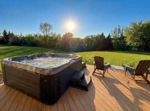 80-Acre Riverside Cabin with Hot Tub & Eagle's Nest!