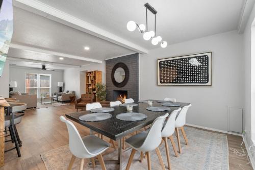 8BR Home Sleeps 14 Fenced Yard #RS