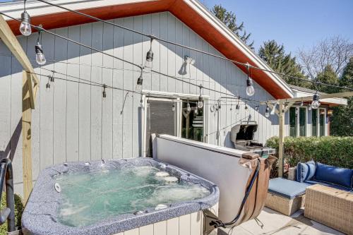 9 Mi to Shore: Home w/Hot Tub in Howards Grove!