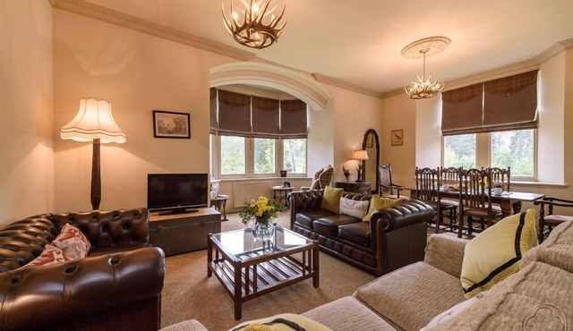 9 THE MONASTERY WITH LOCH NESS VIEWS - sleeps 4 guests in 2 bedrooms