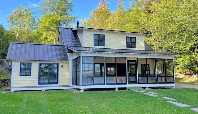 91WR Lake vibes and views at this waterfront home in the White Mountains! Dog Friendly!