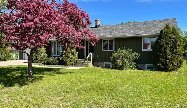 A 2000 sq ft Family Home W/2 King Bed + Game Room - A home away from home in a flourishing & inviti