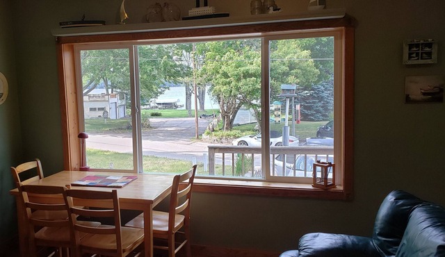 A charming family getaway with relaxing lake views!