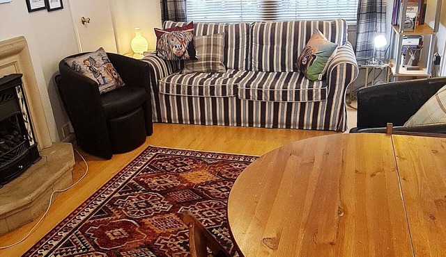 A charming one-bed apartment in the heart of Edinburgh's Old Town. Sleeps 4.