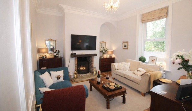 A cottage that sleeps 8 guests in 4 bedrooms