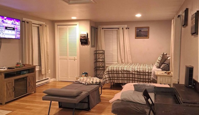 A cozy sunny studio to forget your worries and make memories with loved ones.