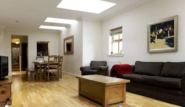 A fabulous 6 bedroomed townhouse with great garden