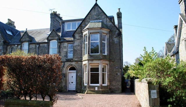 A fabulous first floor apartment - sleeps 6/8