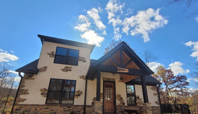 A fairytale like Cottage tucked in the woods: hot tub/wi-fi/game room/firepit!