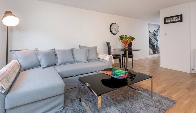 A gorgeous contemporary one-bed apartment in the heart of the city. Sleeps 4.