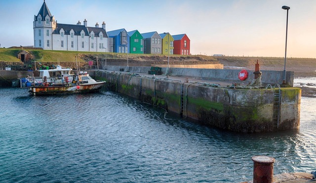 A john o'groat that sleeps 4 guests in 2 bedrooms