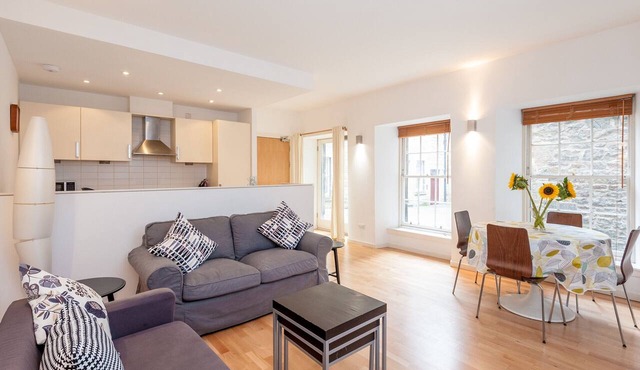 A modern one-bed apartment located in the heart of Edinburgh's Grassmarket. Sleeps 2