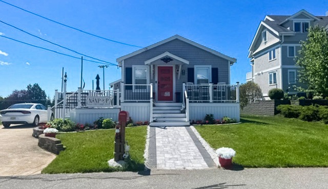 A New England coastal cottage with a little taste of Texas - dog friendly