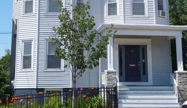 A Peaceful Oasis on Munjoy Hill: 1st flr - 3BR + parking