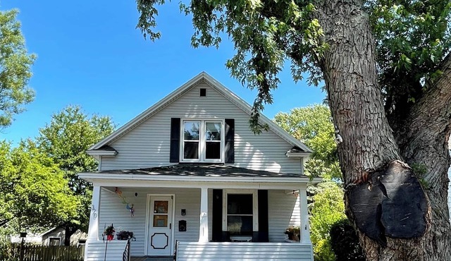 A Place for Paws - 3 Bedroom/2 Bath, Pet Friendly home in Downtown Ludington!