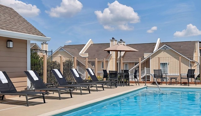 A Place You'll Surely Enjoy! Free Parking, Outdoor Pool, Pets Allowed