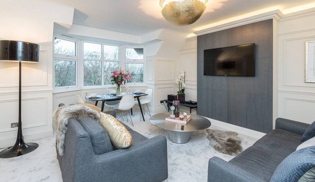 A Second Floor Duplex, Luxurious 3 bedroom, Town Centre Apartment