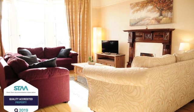 A Spacious Flat with Character - Private Car Space