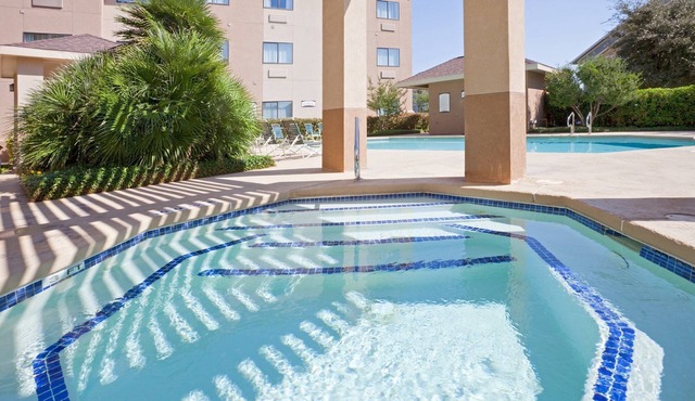 Accessible Studio w/Tub | Hot Breakfast + Pool