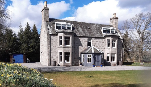 ACHNAGONLIN HOUSE, pet friendly, with open fire in Grantown-On-Spey